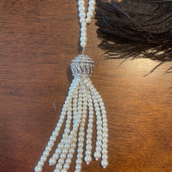 1920s flapper headpiece with sequins and feather and long faux pearl necklace - Picture 2 of 4